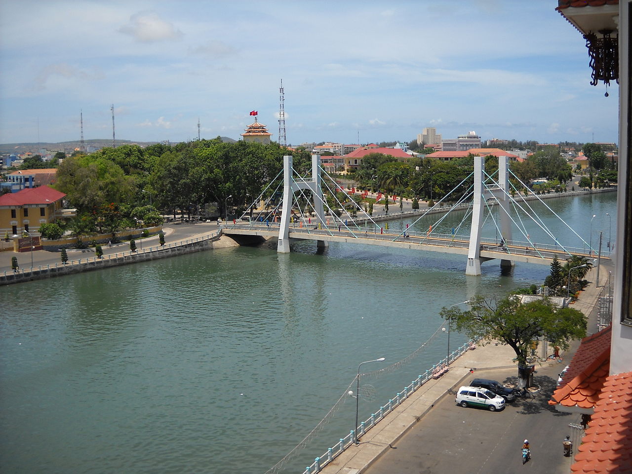 Cầu Lê Hồng Phong bắc qua sông Cà Ty, Phan Thiết. Ảnh Wikipedia